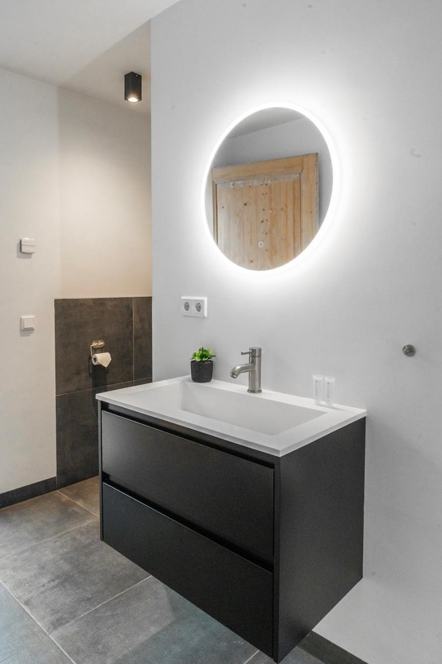 Xxl Loft With Bath Located Stadsvilla Tilburgo Exterior foto
